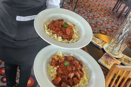 El goulash alemán (Rindergulasch), un guiso más espeso que el húngaro, es uno de los platos más pedidos en el restaurante del Club Alemán.