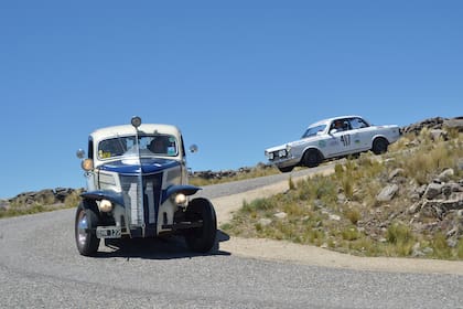El GPAH puede ser una suerte de túnel del tiempo que reúne a una cupé Ford de 1941, como la de Darío Ferzolla y Juan Vizzuzo, y una FIAT 1500 de 1967, como la de Alberto Fernández y Héctor Colombo.