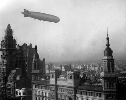 El Graf Zeppelin sobre el Palacio Barolo, 30 de junio de 1934