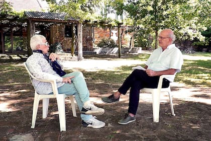 El gran actor cómico rioplatense rememora hitos de su vida; parece más frágil por una reciente caída, pero se mantiene cáustico al abordar ciertos temas relacionados con los mundos de la farándula y de la política