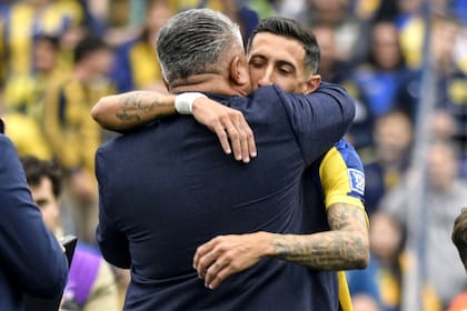 Ángel Di María se abraza con Tapia, el día de su regreso a Rosario Central