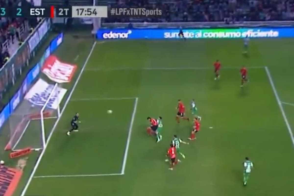 El gran cabezazo de Martín Río se transformará en el 3-2 de Banfield ante Estudiantes, por la 5° fecha del torneo Clausura 2025