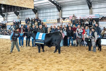 El Gran Campeón Hembra, de El Impenetrable, en copropiedad con Agromelú del Norte, Tres Cruces, Manuel Molejón y Martín Montiel