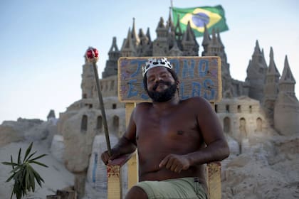 El gran castillo de arena construido por Marcio Mizael Matolias se convirtió en una más en Rio de Janeiro