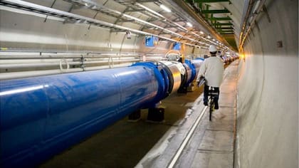 El Gran Colisionador de Hadrones funciona acelerando partículas bajo la frontera franco-suiza