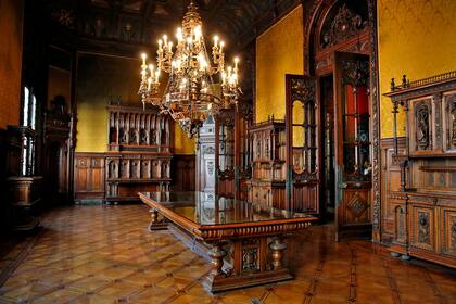 El Gran Comedor de Honor, con muebles de nogal tallados a mano