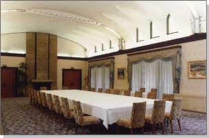 El Gran Comedor de la primera planta; a pesar de su nombre, este salón funciona habitualmente como sede para las reuniones del Consejo de Política Económica y Fiscal
