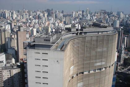 El gran edificio Copan, diseñado por Oscar Niemeyer, cambió los tiempos en que era habitado por narcotraficantes y prostitutas por un presente de prestigio, que ayudó a revitalizar el centro de San Pablo