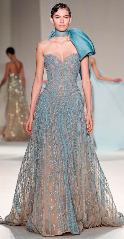 El gran escote con forma de corazón del diseño original del libanés Elie Saab fue modificado para Rania, sin que, por ello, perdiera estilo.