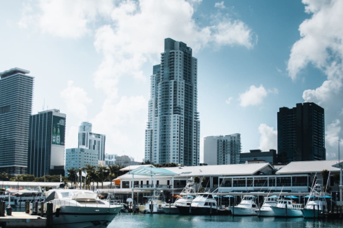 El gran flujo de migración interna que hubo en los últimos tres años convirtió a Florida en un mercado en auge, con creciende demanda y poca oferta, especialmente en el sector inmobiliario