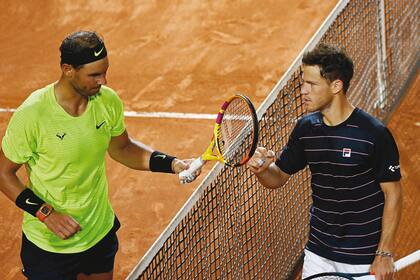 El gran golpe: Schwartzman saluda a Nadal tras vencerlo por primera vez en su carrera; fue en los cuartos de final del Masters 1000 de Roma, en septiembre pasado.