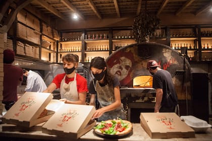 El gran horno, corazón de la nueva pizzería La Épica, frente al Parque Saavedra.