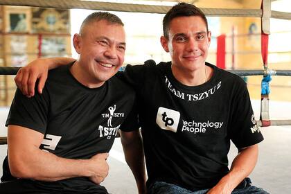 El gran Kostya Tszyu, nativo de Serov, Rusia, cumplió ya 54 años; en la imagen, con Tim Tszyu, su hijo, que nació en Sidney y tiene 28 años