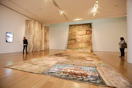 "El gran manto", de Ricardo Migliorisi, se destaca en "Aó. Episodios textiles de las artes visuales en el Paraguay", en el Malba