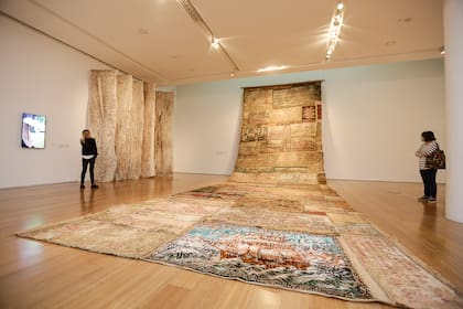 "El gran manto", de Ricardo Migliorisi, se destaca en "Aó. Episodios textiles de las artes visuales en el Paraguay", en el Malba