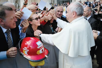 El gran momento: Marcela sonríe al tomar la mano de Francisco