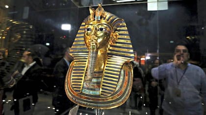El Gran Museo Egipcio recibió el lecho funerario de Tutankamón.