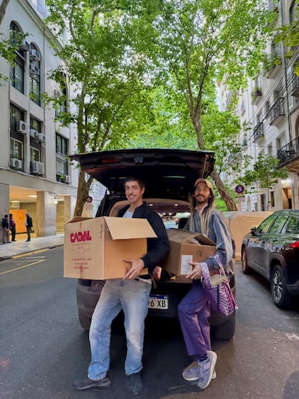 El gran paso hacia la convivencia quedó sellado con el inicio de la mudanza, un proceso cargado de sonrisas y cajas listas para el traslado (Foto: Instagram/@deboranishimoto)