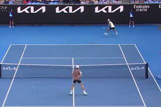 El increíble globo con "Gran Willy" que sorprendió al italiano Sinner en el Australian Open