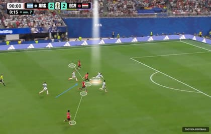 El gran quite de Leandro Paredes ante Marmoush que valió como un gol, en tiempo de descuento y con el partido 2-2, para frenar él solo un contraataque contra cuatro jugadores de Egipto