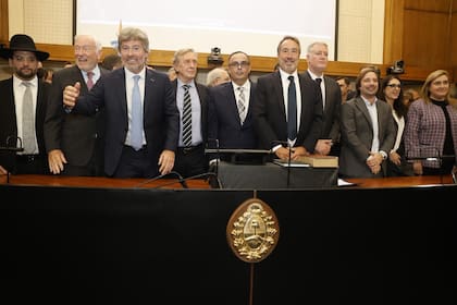 El Gran Rabino de AMIA, Eliahu Hamra, Carlos y Juan Bautista Mahiques, Eduardo Farah, Pablo Bertuzzi, Mariano Llorens, Pablo Yadarola, Santiago Viola y las consejeras de la magistratura Alejandra Provítola y Fernanda Vázquez