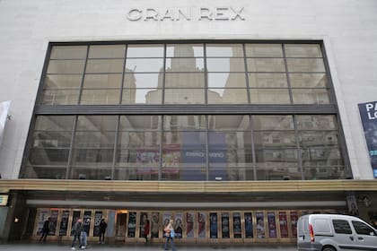 A contramano de su propia historia, por la cual pasaron fenómenos de público como los que generaron las presentaciones de Sandro y de Serrat, este año el Gran Rex apostó fuerte por dos propuestas teatrales