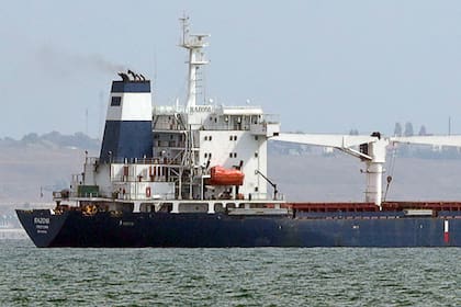 El granelero Razoni, con un cargamento de 26.000 toneladas de maíz, sale del puerto ucraniano de Odessa, camino de Trípoli (Líbano), el 1 de agosto de 2022, en medio de la invasión militar rusa lanzada sobre Ucrania.