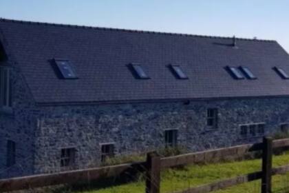 El granero cuenta con todas las comodidades posibles y está ubicado en un bosque con ciervos. Fuente: Raffle