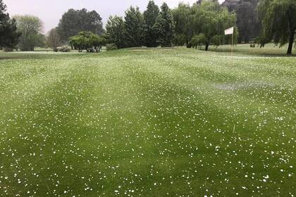 No son pelotitas de golf, son las piedras de la granizada en Los Cardales
