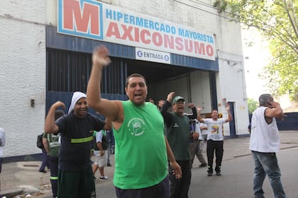 El gremio de Camioneros, dirigido por Hugo Moyano, tuvo en su momento un conflicto con la cadena Maxiconsumo que luego fue resuelto, con la intervención del gobierno porteño