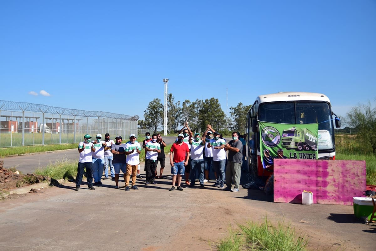 El gremio de los camioneros bloquea el cruce internacional de Paso de los Libres