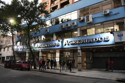 El gremio de los futbolistas emitió un comunicado crítico con la AFA y pidió que los clubes respeten los contratos.