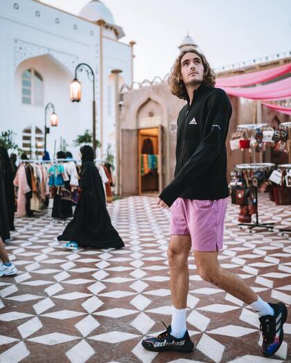 El griego Stefanos Tsitsipas, actual número 5, en las calles de Yeda, una de las ciudades más importantes de Arabia Saudita