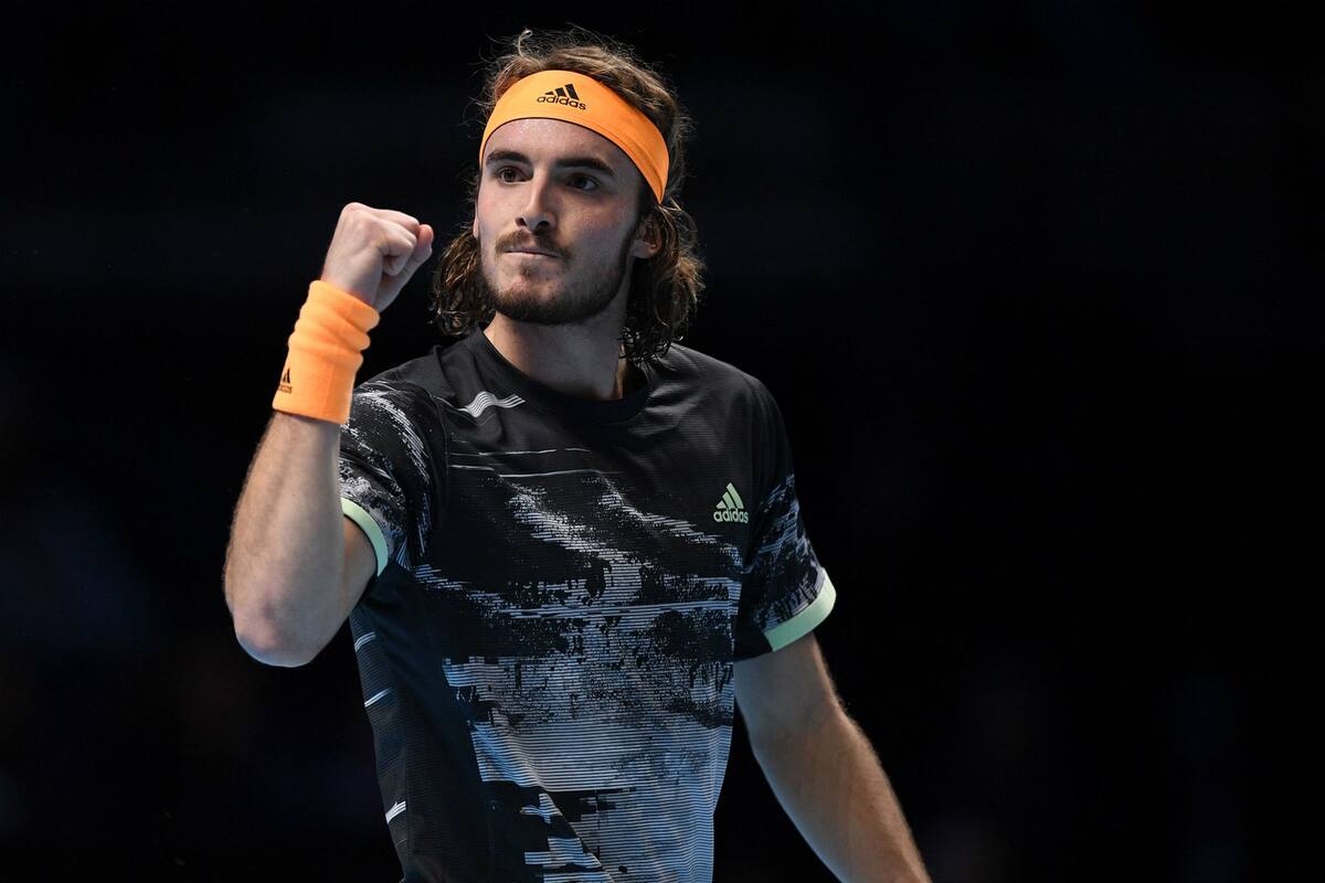 El griego Stefanos Tsitsipas festeja luego de ganarle un punto al suizo Roger Federer en el Masters de Londres.