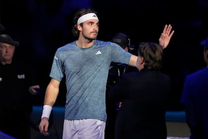 El griego Stefanos Tsitsipas saluda a sus seguidores mientras deja la cancha tras darse de baja del duelo ante el danés Holger Rune