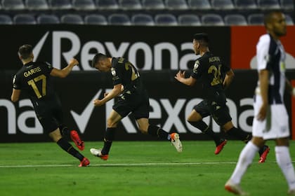 El grito de Banega que abrió el marcador a solo tres minutos antes del final ante Alianza Lima