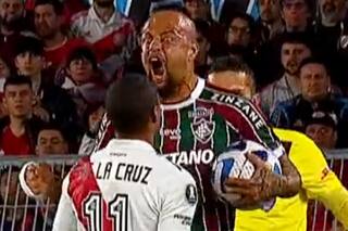 Felipe Melo, desenfrenado ante los hinchas, hizo una picante comparación con Boca y terminó con intervención de la policía