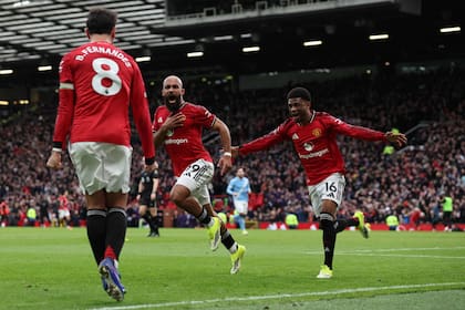 El grito de Bryan Mbeumo, que celebra su gol con Amad Diallo (16) y Bruno Fernandes en el clásico entre Manchester United y Manchester City