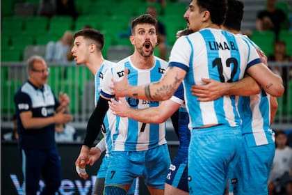 El grito de Conte, que busca a Lima en el festejo: la Argentina apareció y venció a Egipto en el Mundial de vóleibol