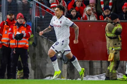 El grito de gol de Santiago Castro (9), que celebra tras anotar el único gol de la noche en Noruega