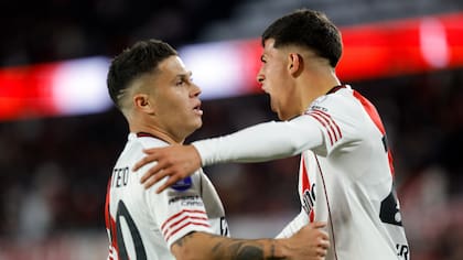 El grito de Lautaro Pereyra y el abrazo con Juanfer Quintero, en el empate de River ante Bragantino por la Copa Sudamericana