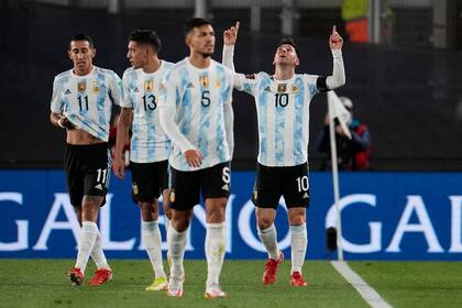 El grito de Leo directo al cielo, con Paredes, siempre cerca y sonriente (Photo by Natacha Pisarenko / POOL / AFP)
