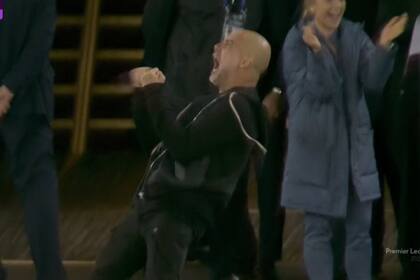 El grito desenfrenado de Guardiola tras el gol en tiempo adicionado para el triunfo de Manchester City sobre Aston Villa