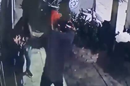 El grito desgarrador de una madre al ver que delincuentes apuntaban a su hijo