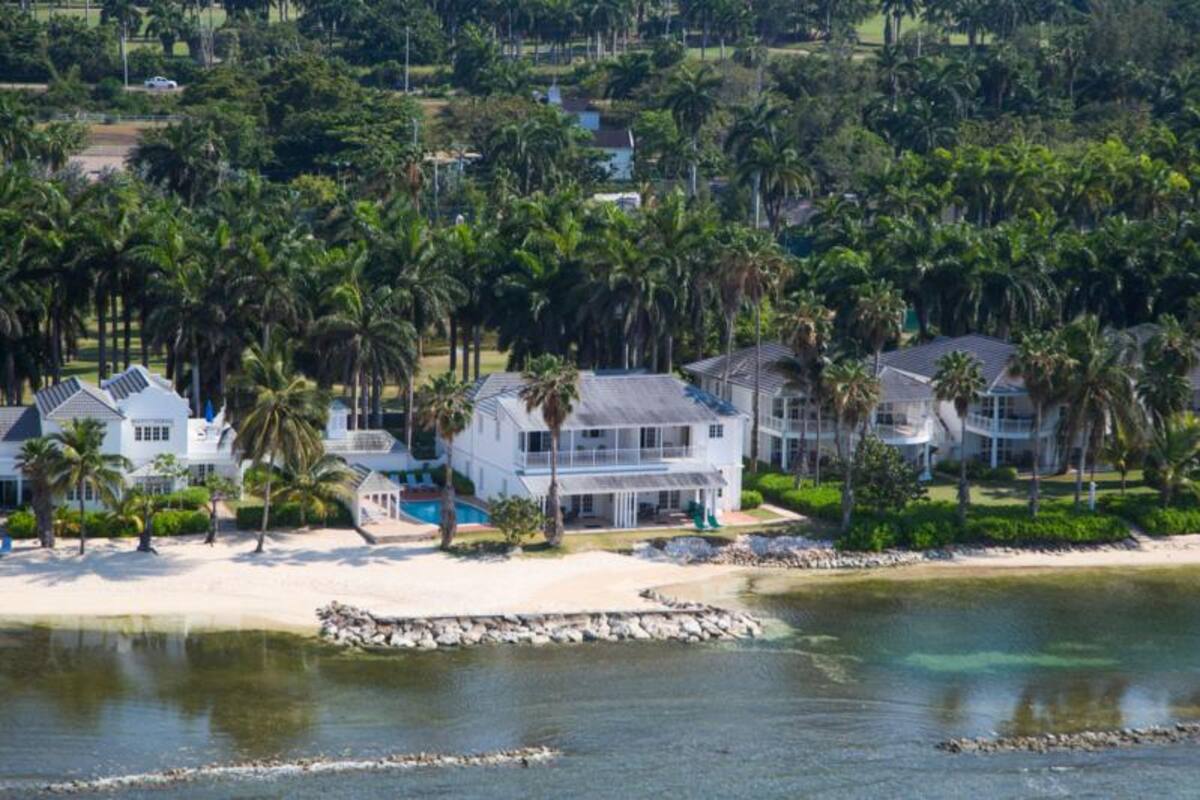 El grueso del litoral de Jamaica ha sido privatizado por el gobierno y hoy está reservado a hoteles o residencias privadas