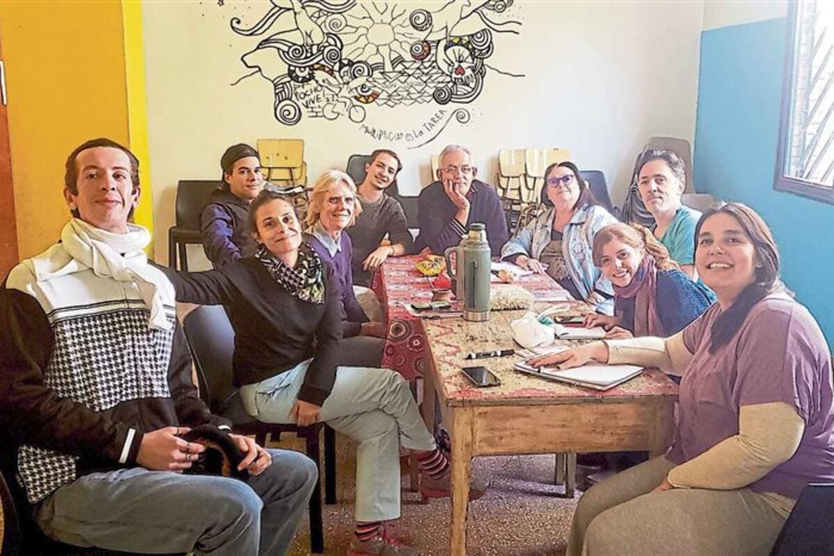 El grupo Arco Iris, que trabaja con la Asociación Civil De Puertas Abiertas, toma fondos para su proyecto de teatro musical