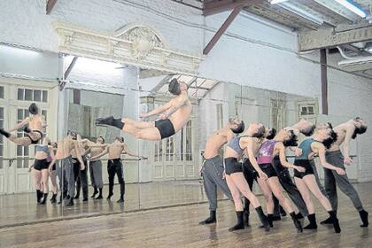 El grupo Cadabra ensaya Niñotierra, obra sobre la niñez creada para esta gala