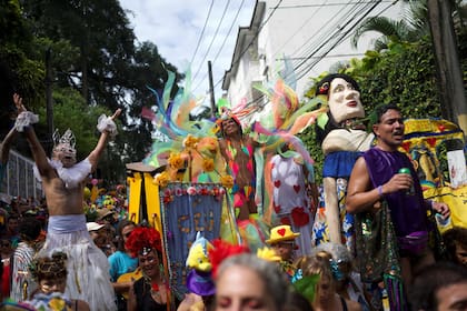 El grupo callejero "Ceu Na Terra" (El paraíso en la Tierra) celebra en el barrio de Santa Teresa, en Rio de Janeiro, Brasil (Photo by MAURO PIMENTEL / AFP)