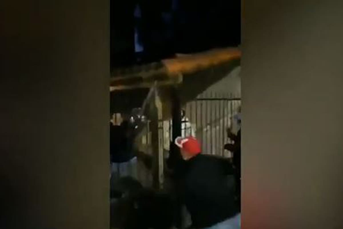 El grupo cerró la entrada de la casa con un candado y comenzó a increpar a los vecinos con palos, facas y hasta con una motosierra