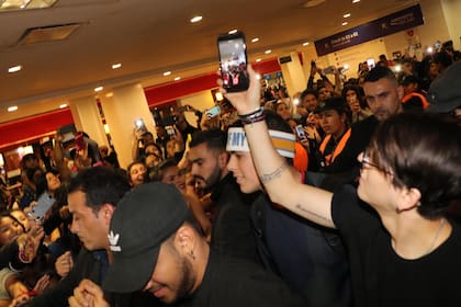 El grupo CNCO anoche al llegar a Ezeiza fue recibido por una multitud de fans